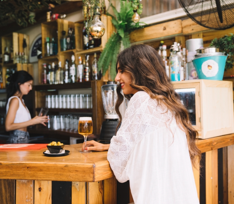 mujer-cerveza-barra